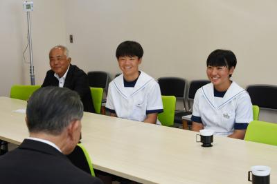 長谷川市長と歓談するU-15日本選手2人