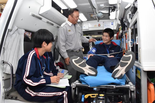 職場体験で救急車内を見学する中学生