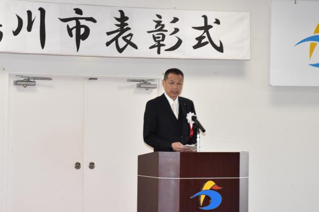 感謝を述べる市長