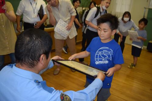 表彰状を受け取る鎌田君の写真