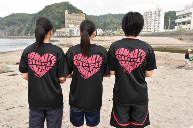 小湊サークルオブフレンズのTシャツを着ている人の写真