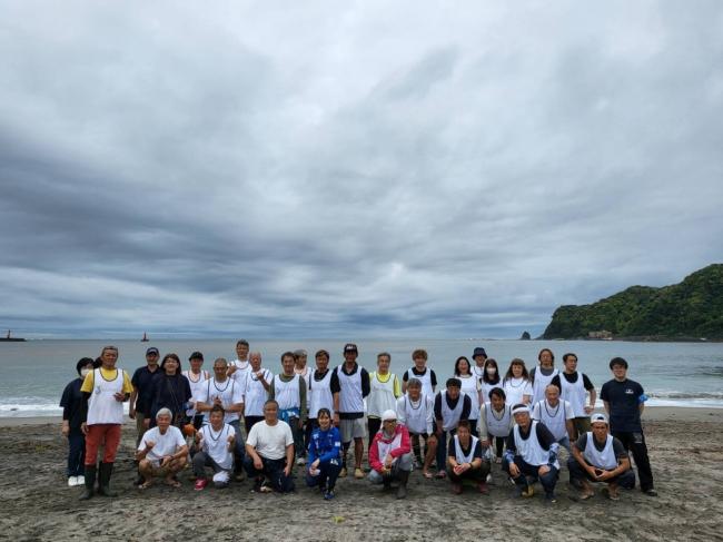 6月11日のビーチクリーン活動の参加者の写真