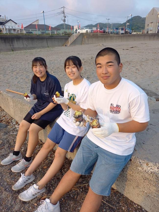 焼き芋を食べる参加者たち