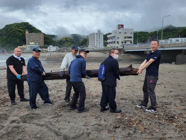 大きな流木を運ぶ男性陣