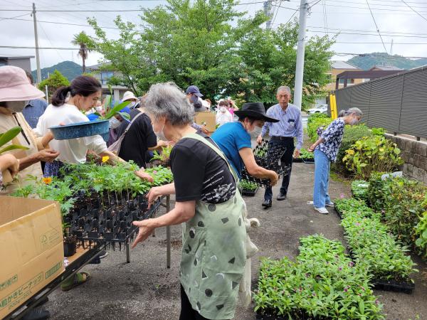 花を配布する様子の写真