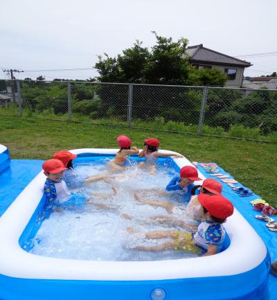 プール遊び「水気持ちいいね！」 