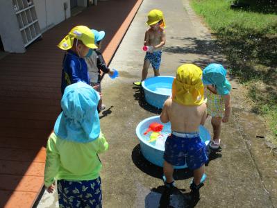 お水チャプチャプ、気持ちいいね。（水遊び）