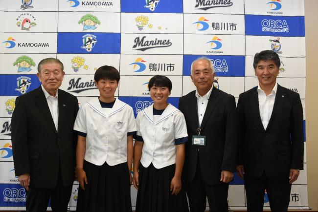 長谷川市長、U-15日本代表選手2名、鴨川市立鴨川中学校長、鈴木教育長の写真