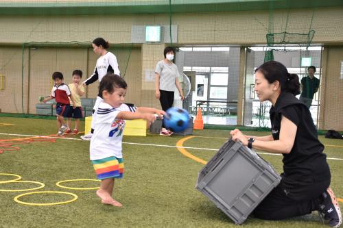 親子遊び方教室でボールを投げて遊ぶ参加者の写真