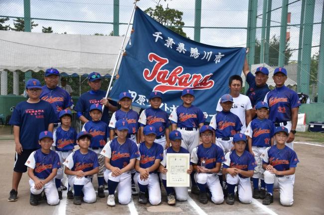 ソフトボール大会で3位に入賞した田原ソフトボールクラブの集合写真