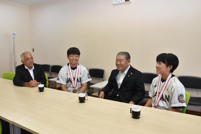 市長、鴨川中学校長渡邉先生と談笑する多田選手と野村選手