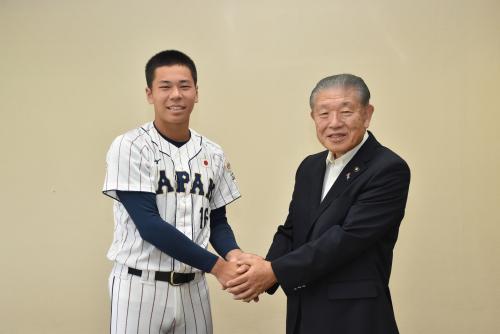 市長と握手を交わす安田選手の写真