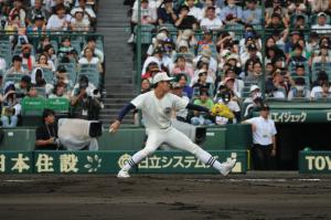 甲子園で投げる安田選手の写真