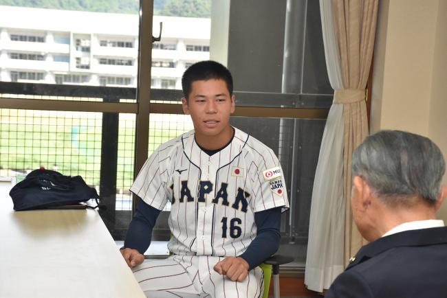 安田選手と市長の対談している写真