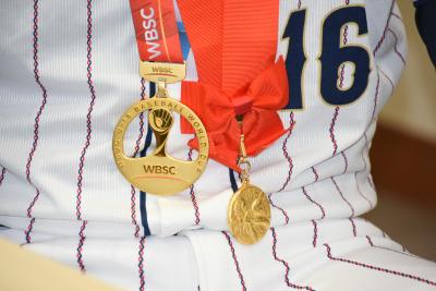 メダルと背番号「16」の写真