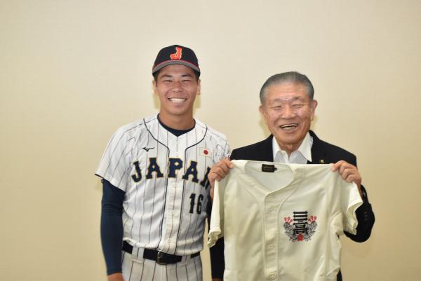 日大三高のユニフォームを持つ市長と安田選手の写真