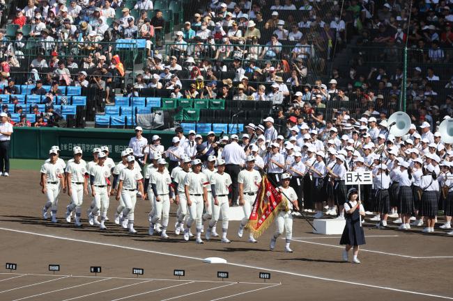 甲子園で日大三高が入場する写真