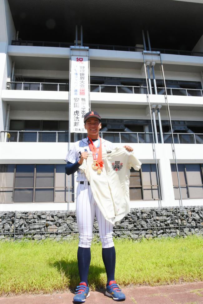 横断幕前での写真