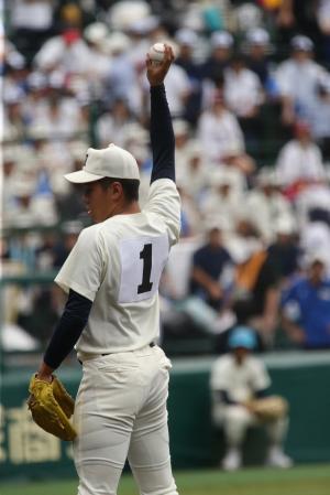 安田虎汰郎君が背番号1を付け手を上に上げている写真
