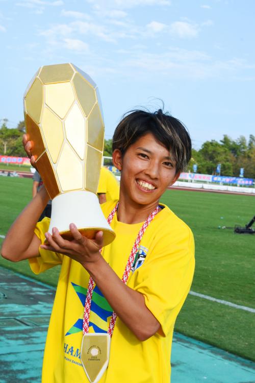 浦島主将と優勝トロフィーの写真