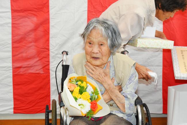 100歳を迎えた鈴木房子さんの写真