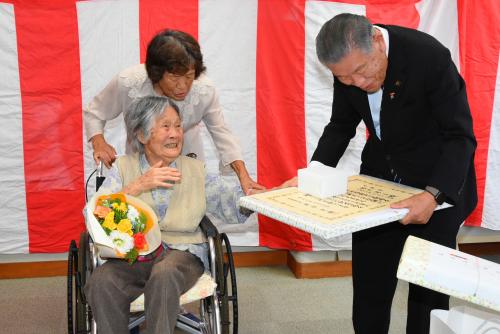 市長からお祝いの賞状と銀杯、ひざ掛けを受け取る鈴木房子さん