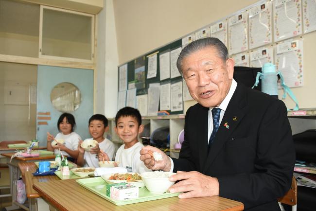西条小学校の子どもたちと給食を食べる市長の写真