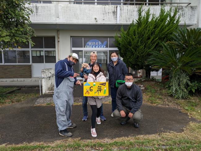 旧江見小を懐かしむ皆さんの写真