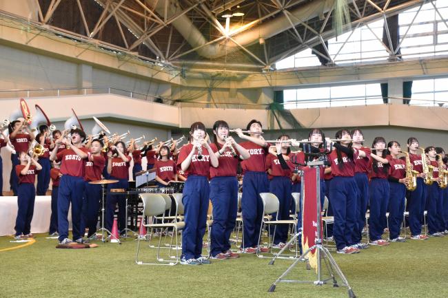 拓殖大学紅陵高等学校吹奏楽部のマーチングの写真