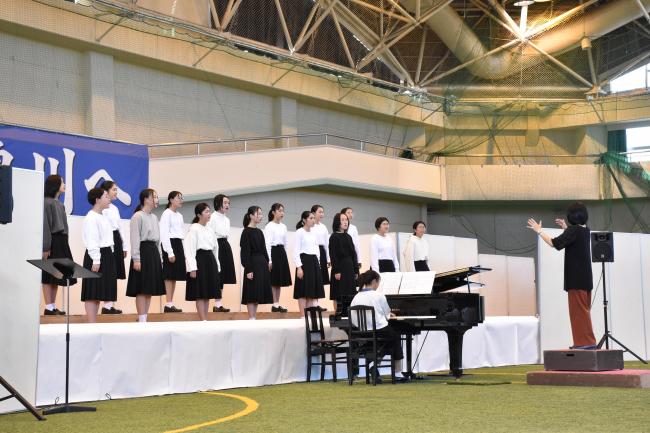 鴨川中学校音楽部の合唱の写真