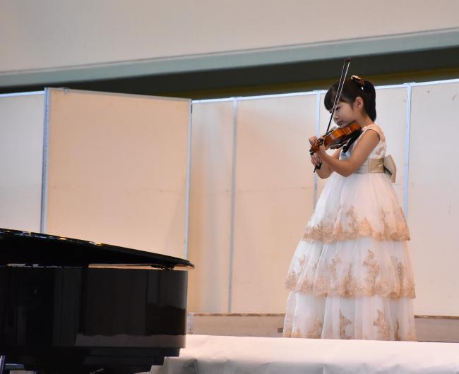 杏奈さんのバイオリン独奏の写真