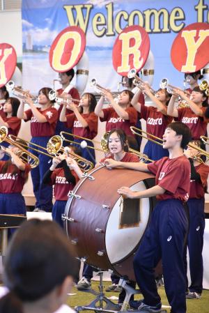 演奏を披露する拓殖大学紅陵高等学校吹奏楽部