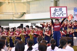 野球応援を披露する拓殖大学紅陵高等学校吹奏楽部