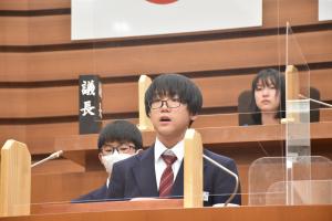 中学生まちづくり議会で発言する中学生