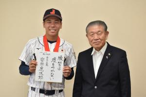 甲子園出場と日本代表「侍ジャパン」U-18の出場を市長に報告した安田選手