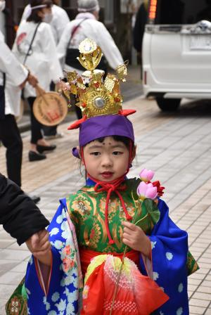 稚児行列を行う稚児の様子