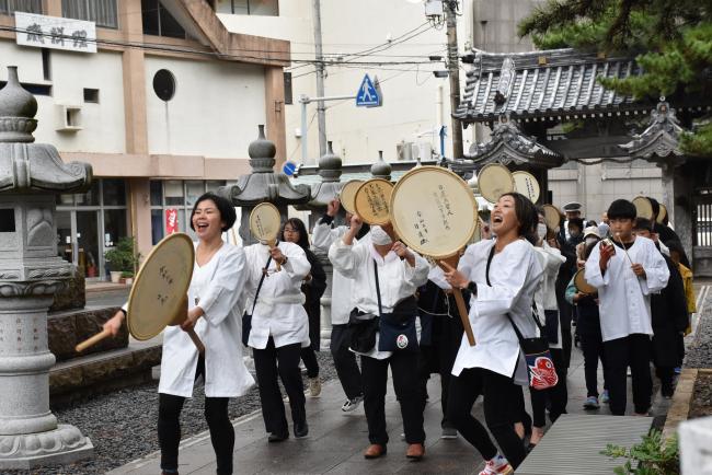 太鼓や笛を持った行列