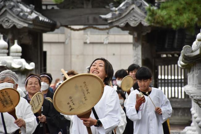 太鼓を鳴らす行列