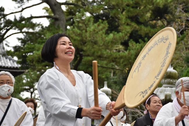 太鼓を鳴らす女性