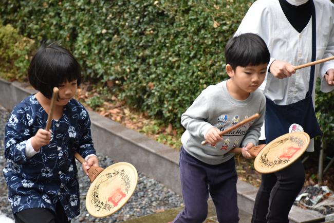 太鼓を鳴らす子ども