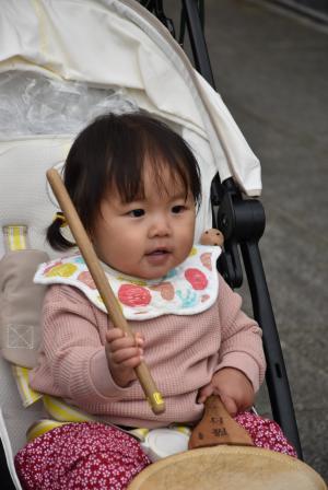 太鼓を鳴らす幼児