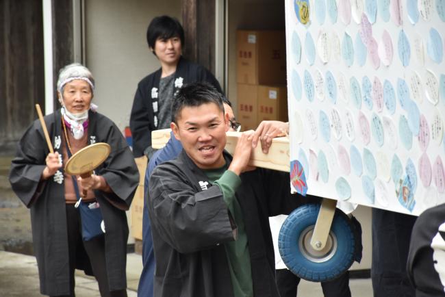 鯛神輿を担ぐ男性