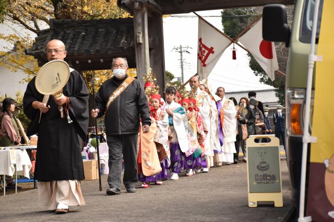 鏡忍寺で行われた稚児行列