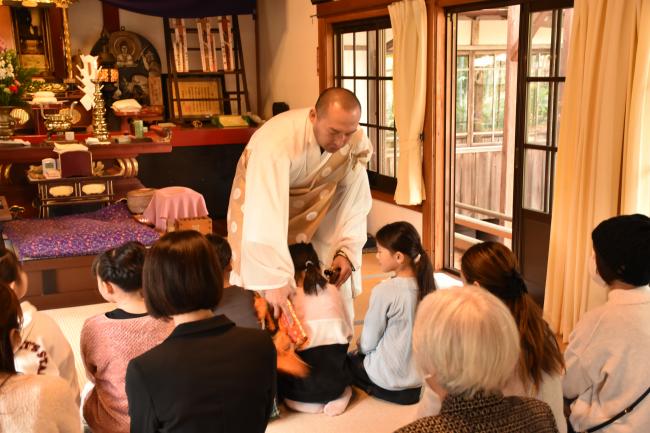 鬼子母神の祈祷を受ける稚児たち