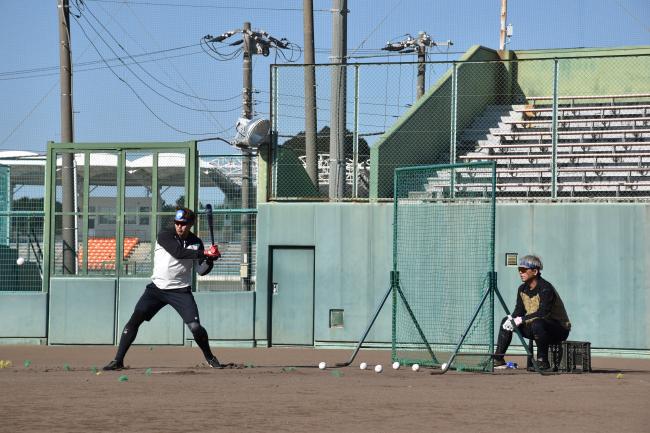 打撃練習をする千葉ロッテマリーンズ佐藤選手