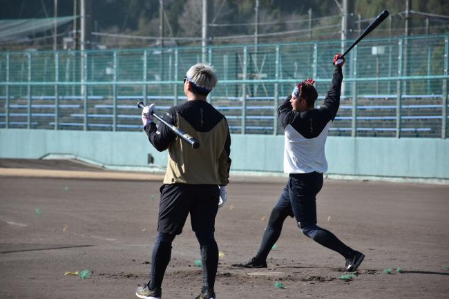 打った打球の行方を見守る田村選手と佐藤選手