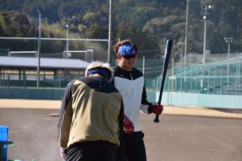 打撃練習中の佐藤選手