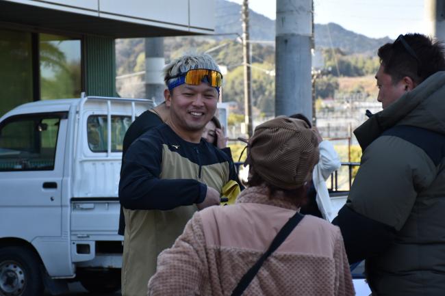 ファンからのサインに応じる田村選手