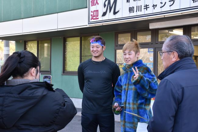 ファンと写真を撮る佐藤選手2