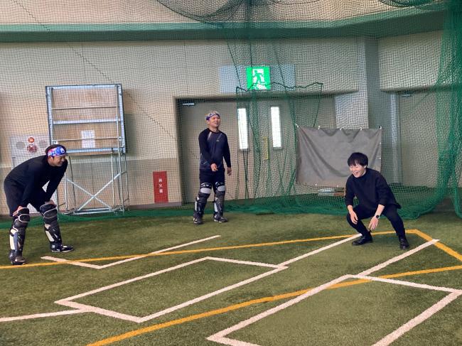 田村選手、佐藤選手と一緒に脚力トレーニングをするファン